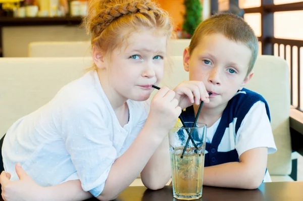 Chlapec a dívka pití nápojů s ledem brčkem — Φωτογραφία Αρχείου