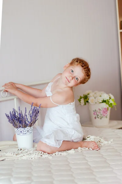 Маленька дівчинка з рудим волоссям у білій сукні — стокове фото