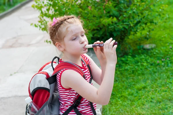 Dívka si hraje trubku v přírodě — Stock fotografie
