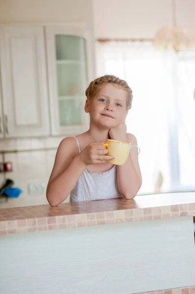 Μικρό κορίτσι γ φλιτζάνι τσάι — Φωτογραφία Αρχείου