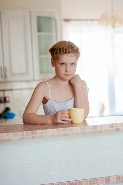 Little girl c cup of tea — Stock Photo, Image