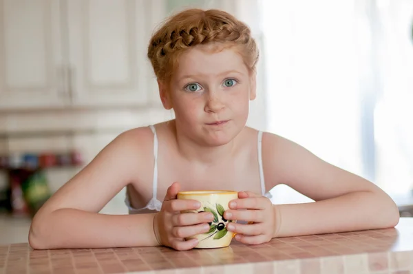 Little girl c cup of tea — Stock Photo, Image