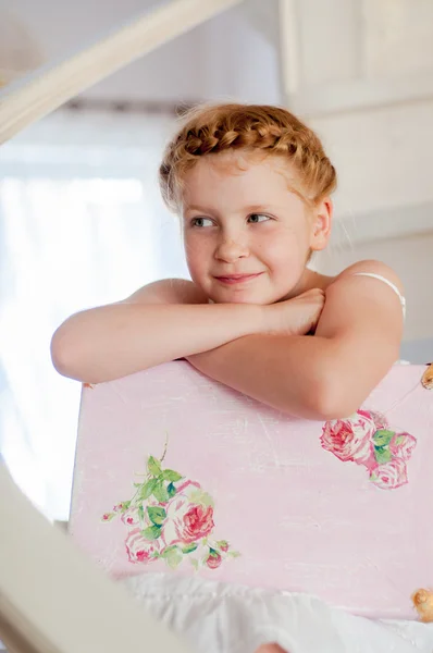 Little girl with a suitcase on the stairs — Stock Photo, Image