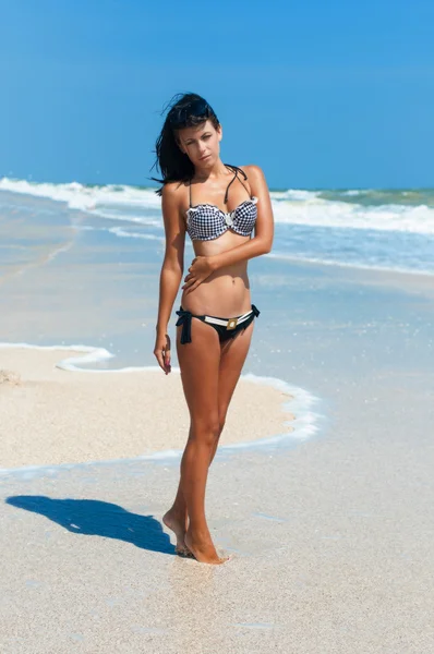 Young beautiful girl in a bikini on a beach — Stock Photo, Image