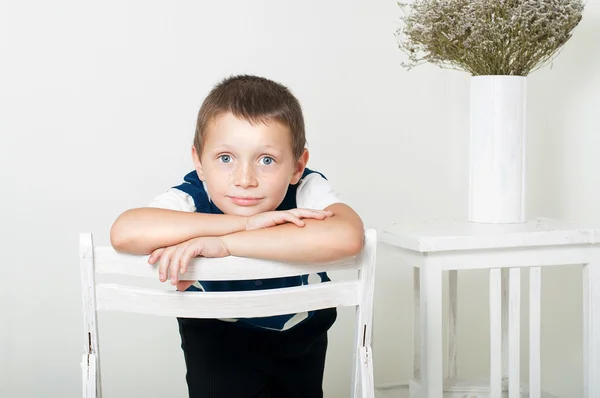 Malý chlapec se na bílém pozadí — Stock fotografie