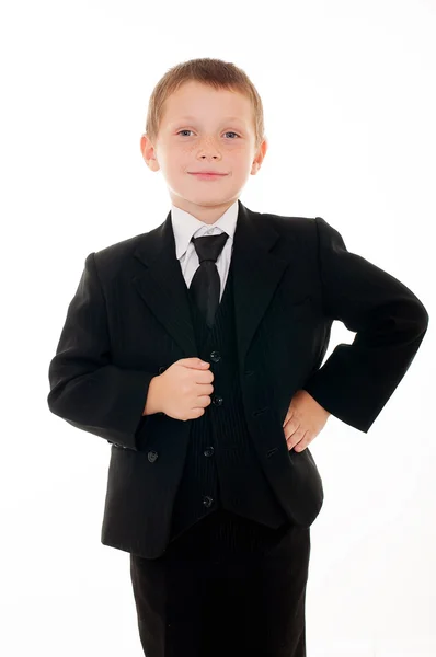 Petit garçon en costume noir sur fond blanc — Photo