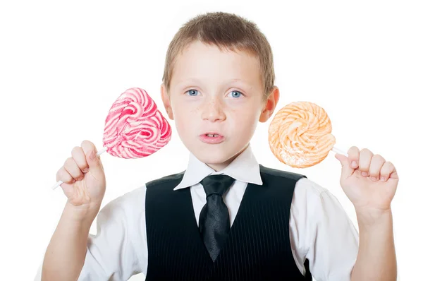 Piccolo ragazzo con grande caramella su sfondo bianco — Foto Stock