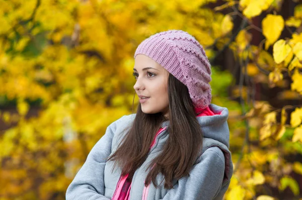 Chica joven en un parque en otoño con hojas amarillas —  Fotos de Stock