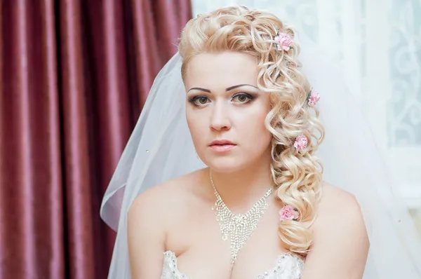 Jeune belle mariée aux cheveux bouclés blonds — Photo