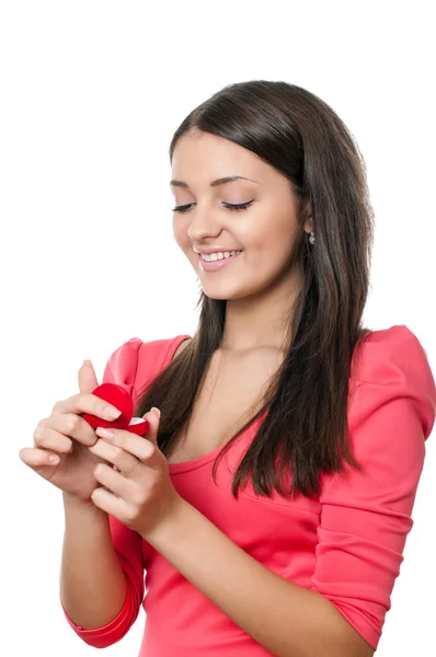 Ung flicka med en låda för smycken i händerna på en vit bakgrund — Stockfoto