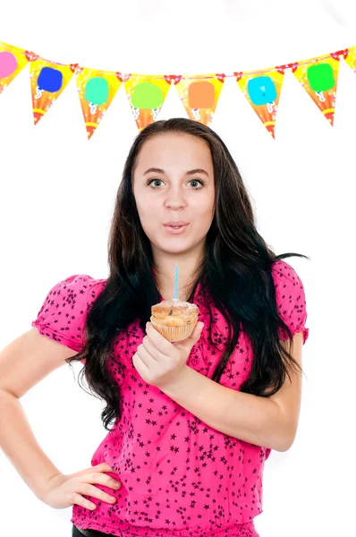 Chica joven con pastel en la mano sobre un fondo blanco —  Fotos de Stock
