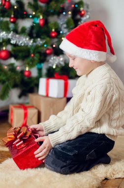 santa şapka Noel ağacı yakınındaki küçük çocuk