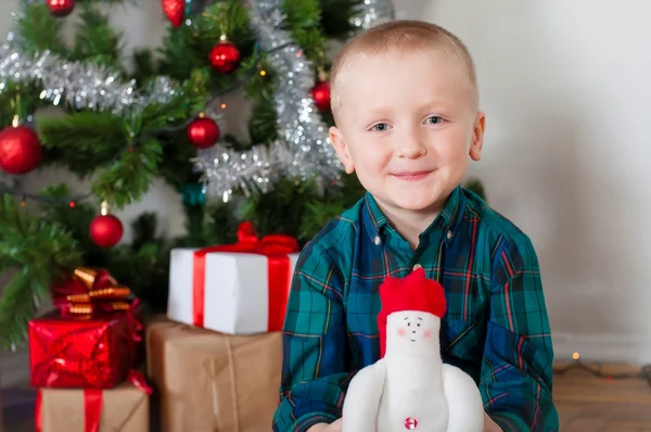 Kleine jongen in de buurt van de kerstboom — Stockfoto