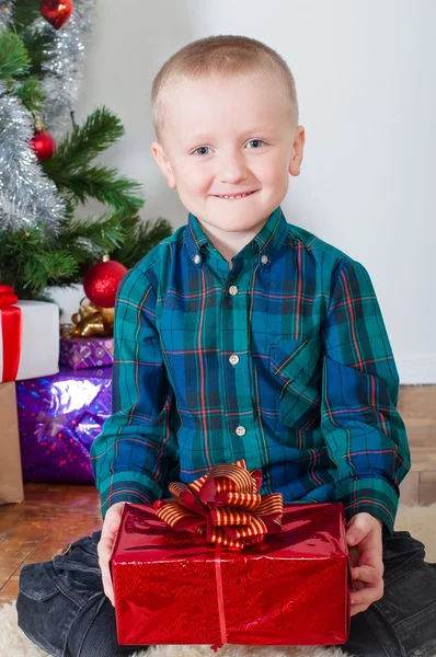 Menino perto da árvore de Natal — Fotografia de Stock