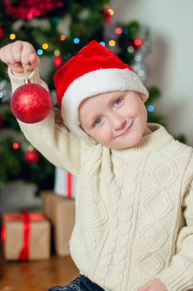 Santa şapka Noel ağacı yakınındaki küçük çocuk — Stok fotoğraf