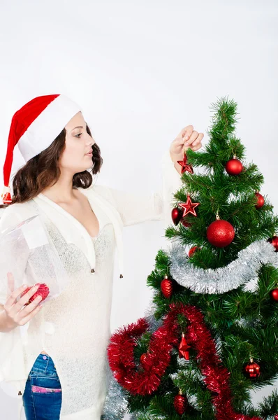 Hermosa chica cerca de un árbol de Navidad —  Fotos de Stock