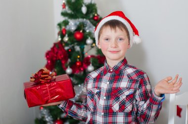 santa şapka Noel ağacı yakınındaki küçük çocuk
