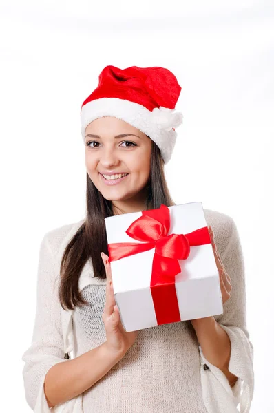 Belle jeune fille avec cadeau à la main — Photo