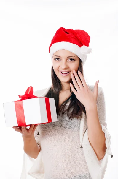 Hermosa joven con regalo en la mano — Foto de Stock