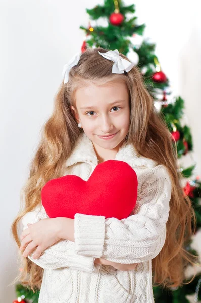 Petite fille avec jouet coeur rouge — Photo