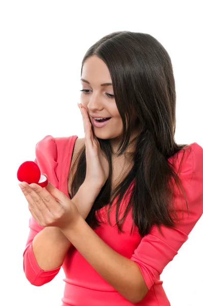 Jeune fille avec une boîte cadeau dans les mains — Photo