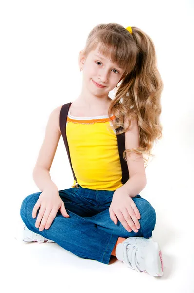 Bambina in jeans su sfondo bianco — Foto Stock