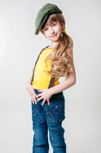 Bambina in jeans su sfondo bianco — Foto Stock