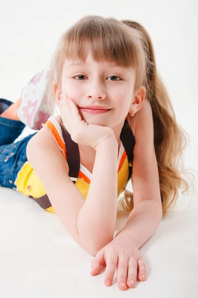 Bambina in jeans su sfondo bianco — Foto Stock