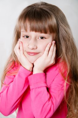 pembe bluz uzun kıvırcık saçlı küçük kız