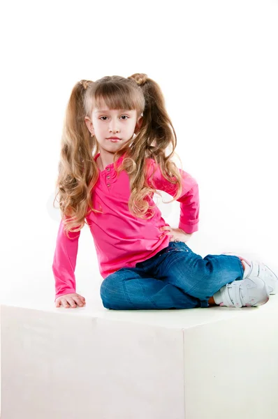 Bambina con lunghi capelli ricci in una camicetta rosa — Foto Stock
