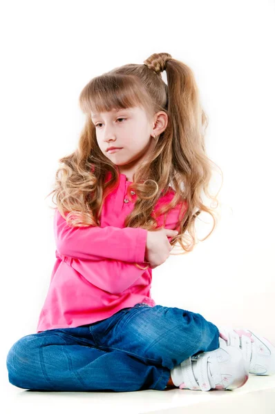 Bambina con lunghi capelli ricci in una camicetta rosa — Foto Stock