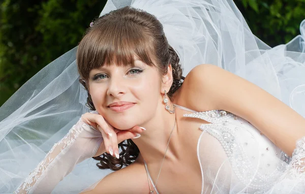 Красива наречена у весільній сукні на природі — стокове фото
