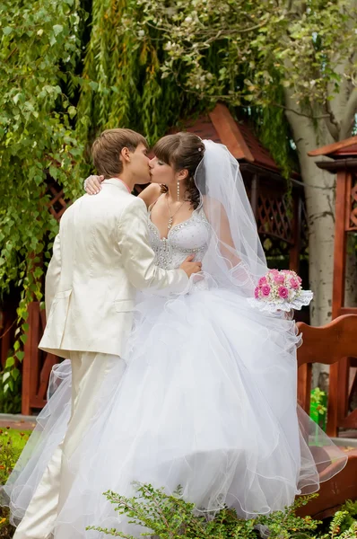 Beautiful bride and groom kissing — Stock Photo, Image