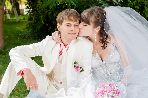 Beautiful bride and groom kissing — Stock Photo, Image