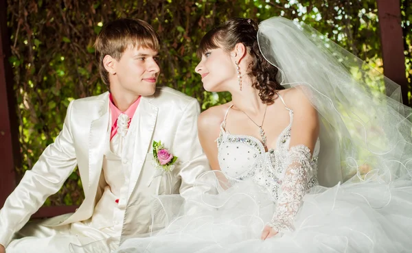 Schöne Braut und Bräutigam lächeln — Stockfoto