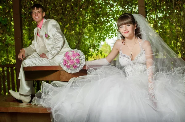 Schöne Braut und Bräutigam lächeln — Stockfoto