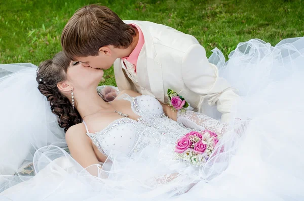 Красива наречена і наречена цілуються — стокове фото