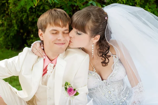 Beautiful bride and groom kissing — Stock Photo, Image