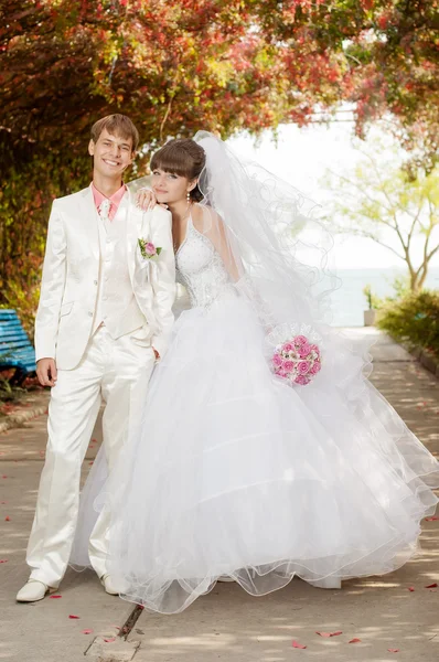 Beautiful bride and groom smilling — Stock Photo, Image