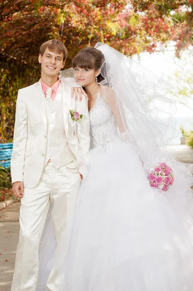 Beautiful bride and groom smilling — Stock Photo, Image