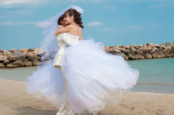 Belle mariée et marié sur la plage — Photo