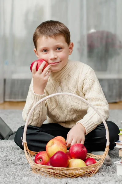 Αγόρι με μήλα και βιβλία στο σπίτι — 图库照片
