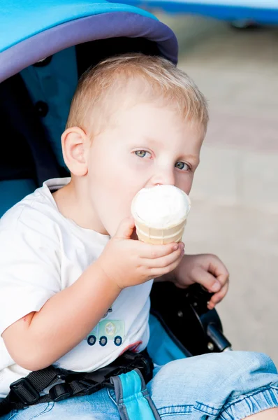 Αγοράκι που τρώει παγωτό στο πάρκο. — Φωτογραφία Αρχείου