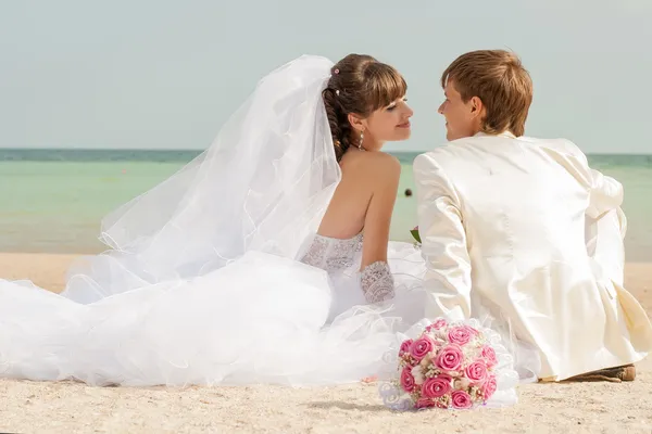 Jeune et belle mariée et marié sur la plage — Photo