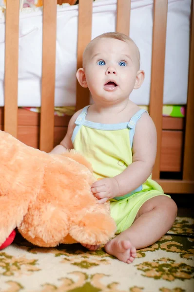 Bebê infantil brincando no chão em casa — Fotografia de Stock