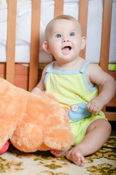 Младенец играет на полу дома — стоковое фото