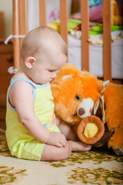 Yenidoğan bebek evde yerde oynuyor — Stok fotoğraf