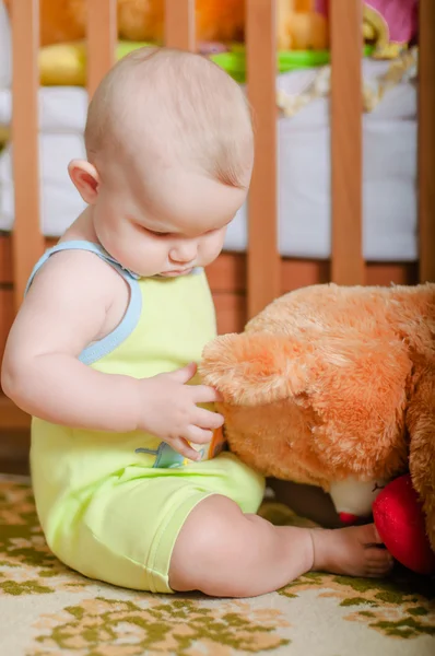 Bebê infantil brincando no chão em casa — Fotografia de Stock