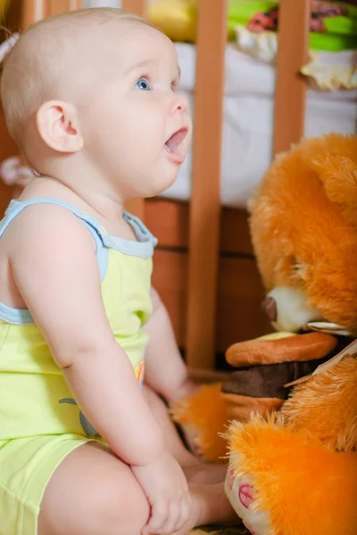 Bebê infantil brincando no chão em casa — Fotografia de Stock