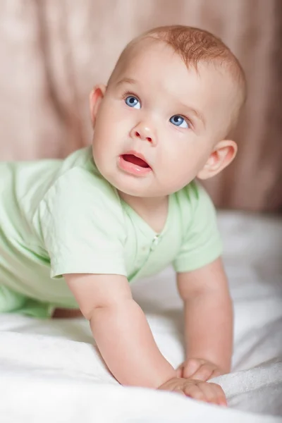 Zoete baby op het bed — Stockfoto